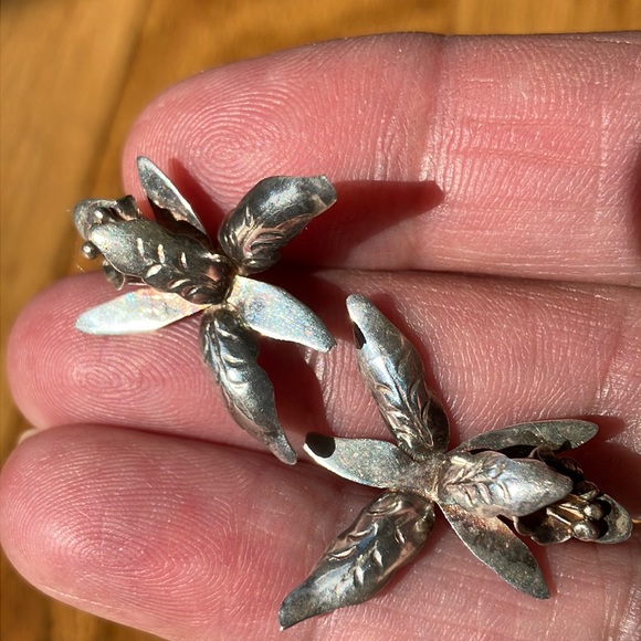 Beautiful Vintage Petite Sterling Orchid Earrings - Picture 11 of 15
